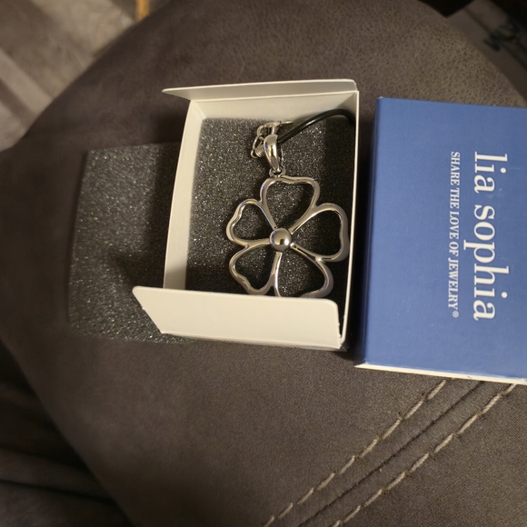 Lia Sophia Daisy Slide Silver-Tone Flower Pendant Black Cord Necklace Modern - Picture 10 of 10